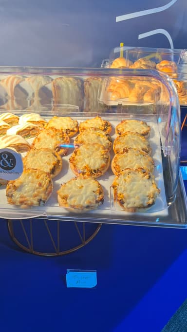Mini pizzas and cheese bakes for a corporate breakfast in Doha